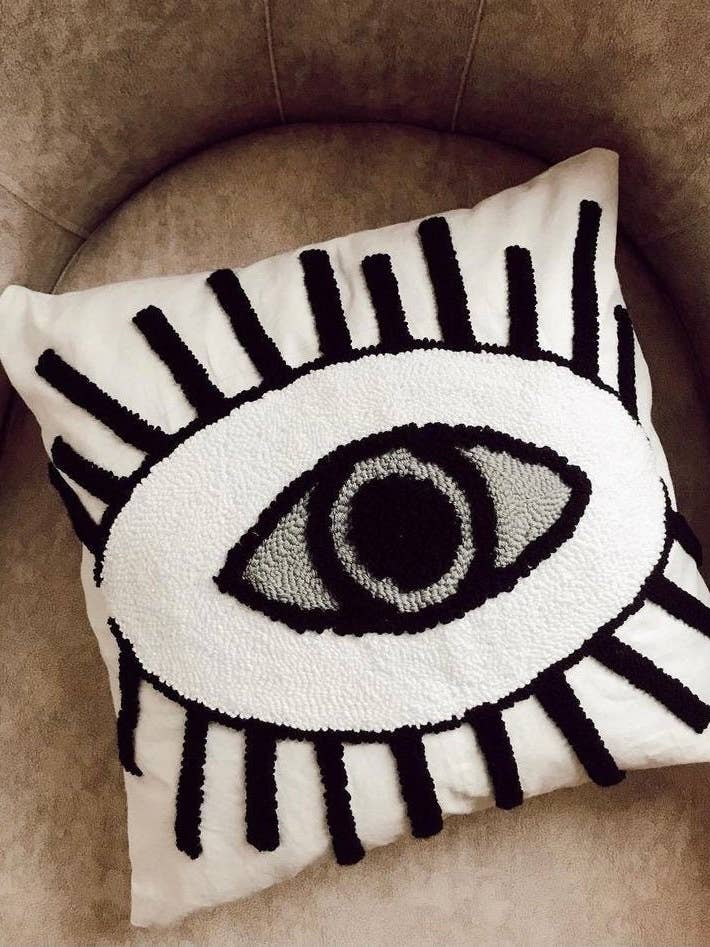 Capa de Almofada Bordada com Agulha de Punção Feita à Mão com Olho Grego por atacado de Honey Art and Nature