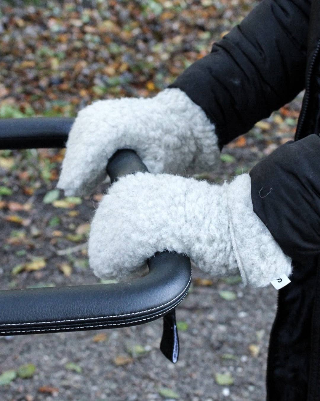 The Cozy Sheep - Wholesale Mittens - Women's - Wool mittens - Light grey2