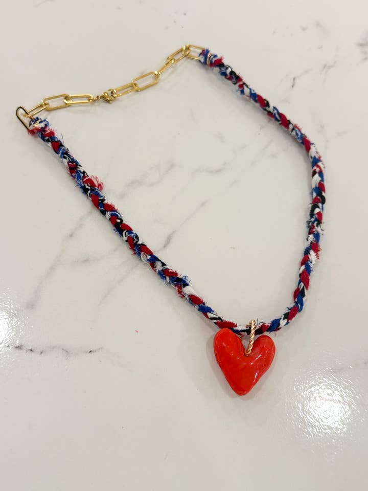 Bandana roja, blanca y azul con collar de corazón rojo para venta al por mayor de Chic’d Out