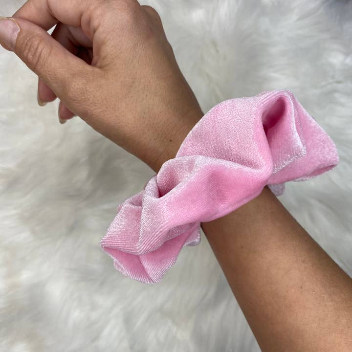 Rosa sammet överdimensionerade scrunchie för wholesale av createdbyMishka