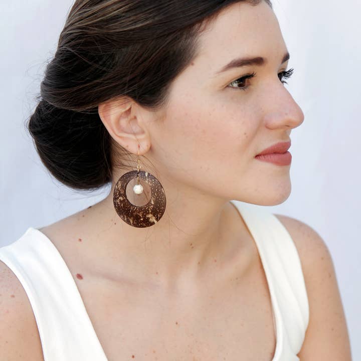 Coco & Souls – Brincos de argola por atacado – Brincos de concha de coco marrom pedra branca1