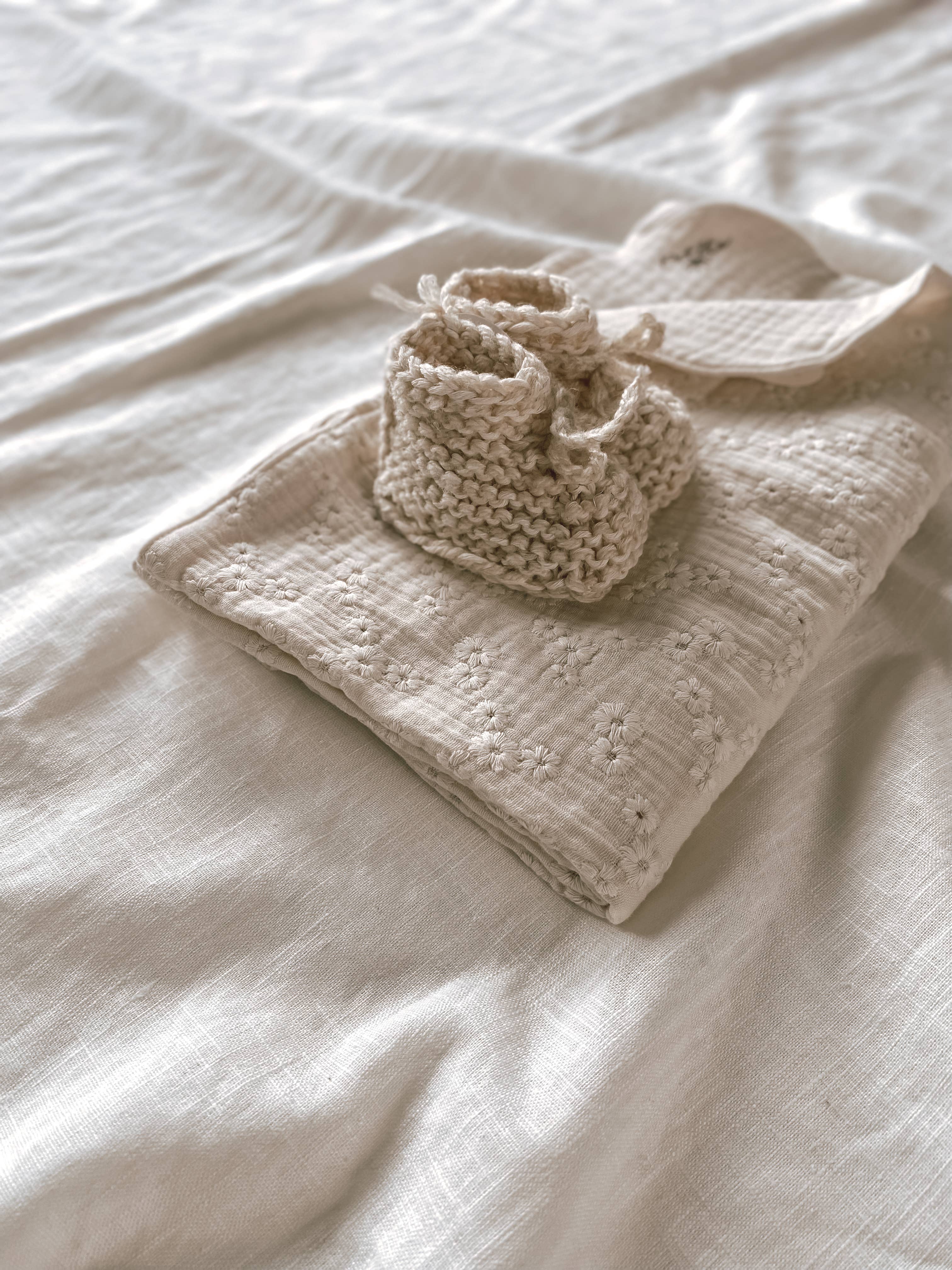 PETITE EvelinaApparel - Wholesale Bedding Blanket - Kids & Baby - Muslin Baby blanket / Embroidered flowers Ecru5