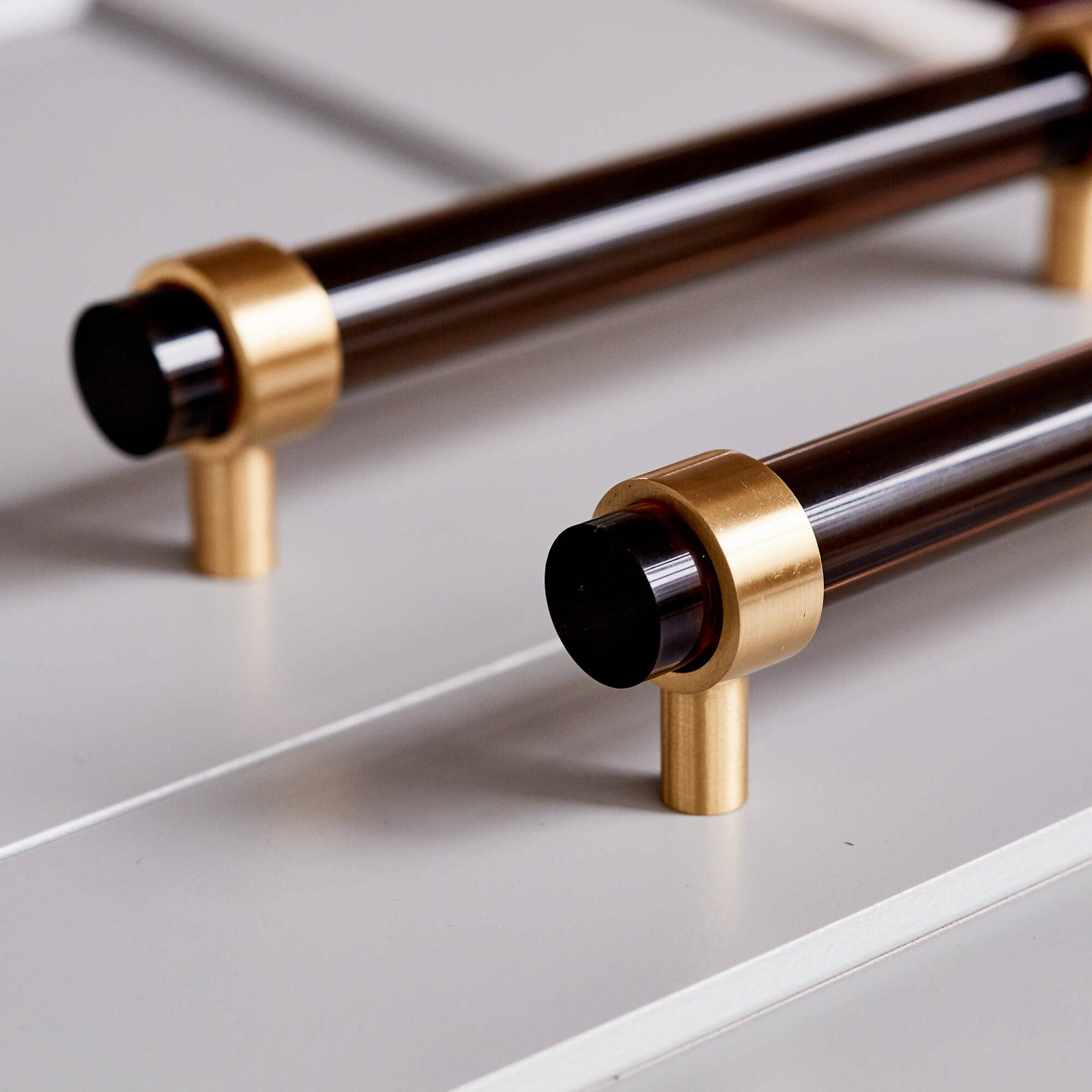 LuxHoldups - Venta al por mayor Pomos/tiradores - Tiradores de Cajones y Pomos de Armario de Latón Lucite de Luxholdups3