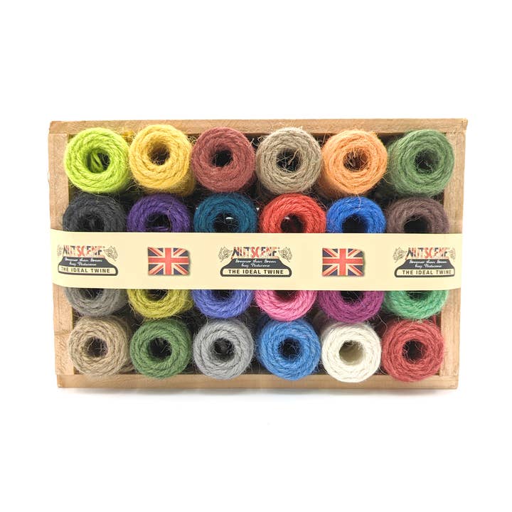 Bosmere Inc - Vente Ficelles - Caisse en bois Nutscene composée de 24 mini-bobines de ficelle0