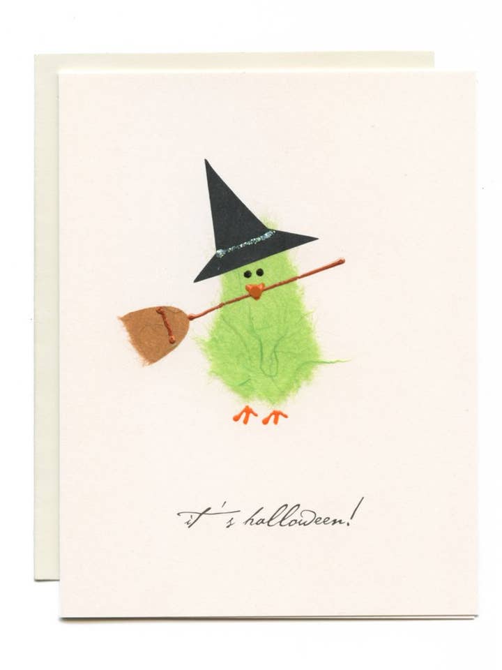 ”Det är Halloween!” Witch Bird w/ Kvast för wholesale av FLAUNT HANDMADE CORRESPONDENCES