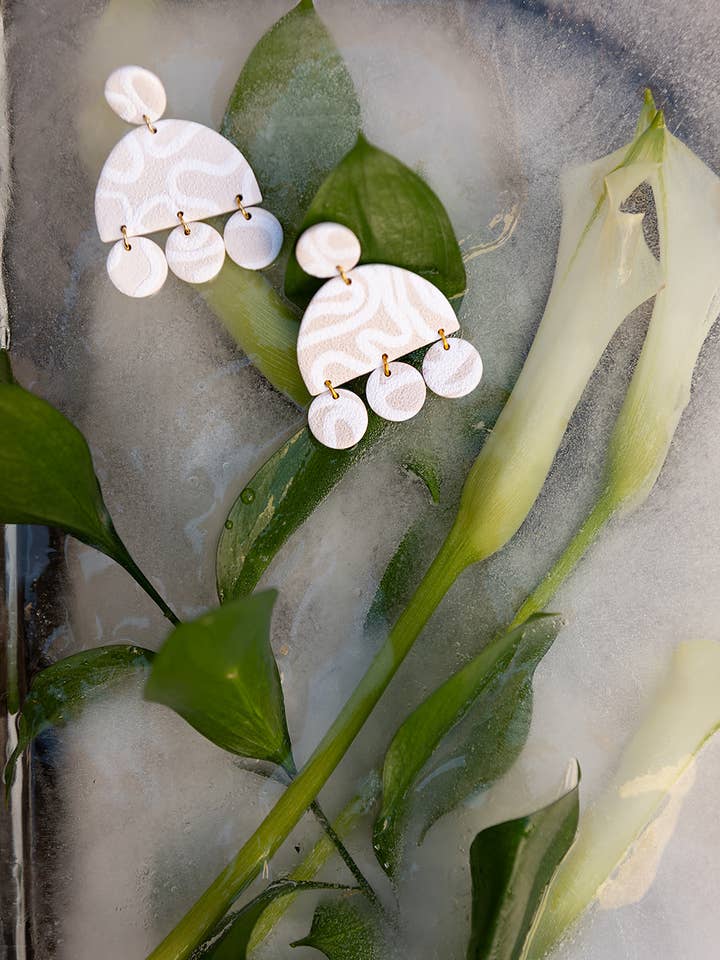 Orecchini The Tess - Crema/Bianco Astratto per la vendita all'ingrosso da parte di Desert and Stone Jewelry