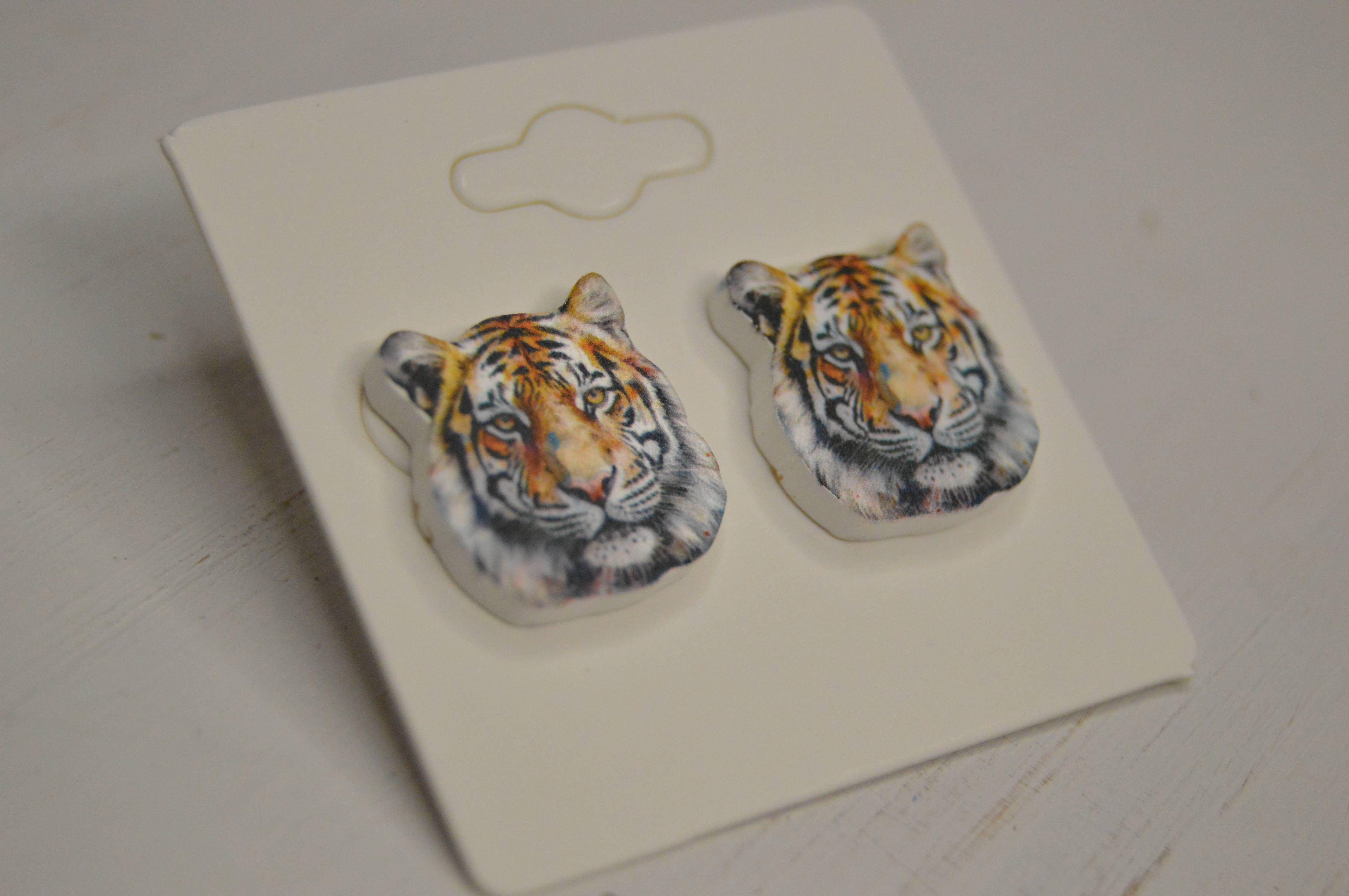 The Adorned Fox - Vendita all'ingrosso Orecchini a bottone - Orecchini a bottone con tigre, orecchini in acrilico, Gameday, borchie2