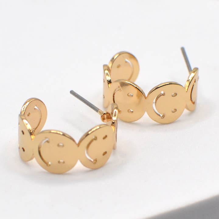 Smiley Smiley Metal messing C Hoop Post øreringe for engroshandel hos StarryNYC