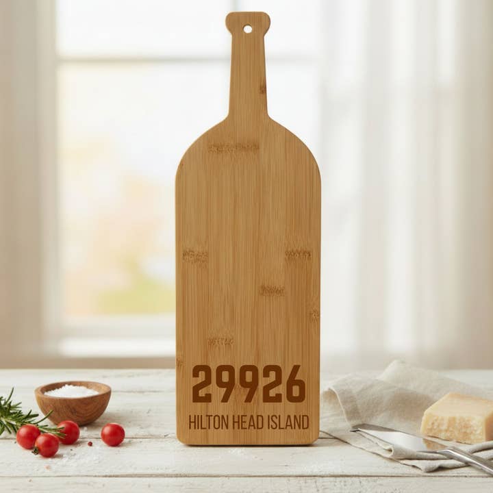 Aangepaste Stad + Postcode Wijnfles Bamboe Snijplank voor wholesale door Beach, Cats & Wine