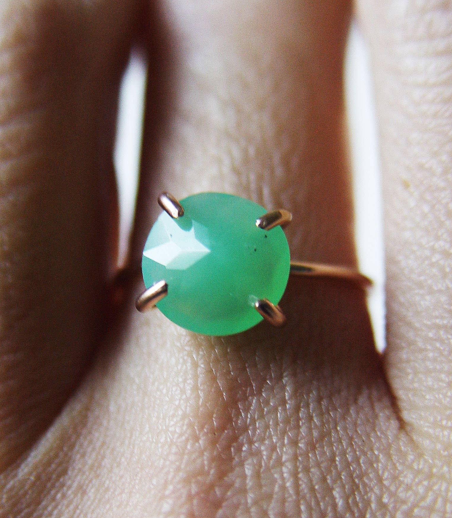 Friedasophie – Anel de pedra única/solitário por atacado – Anel Verde Crysoprase Ouro OOAK5