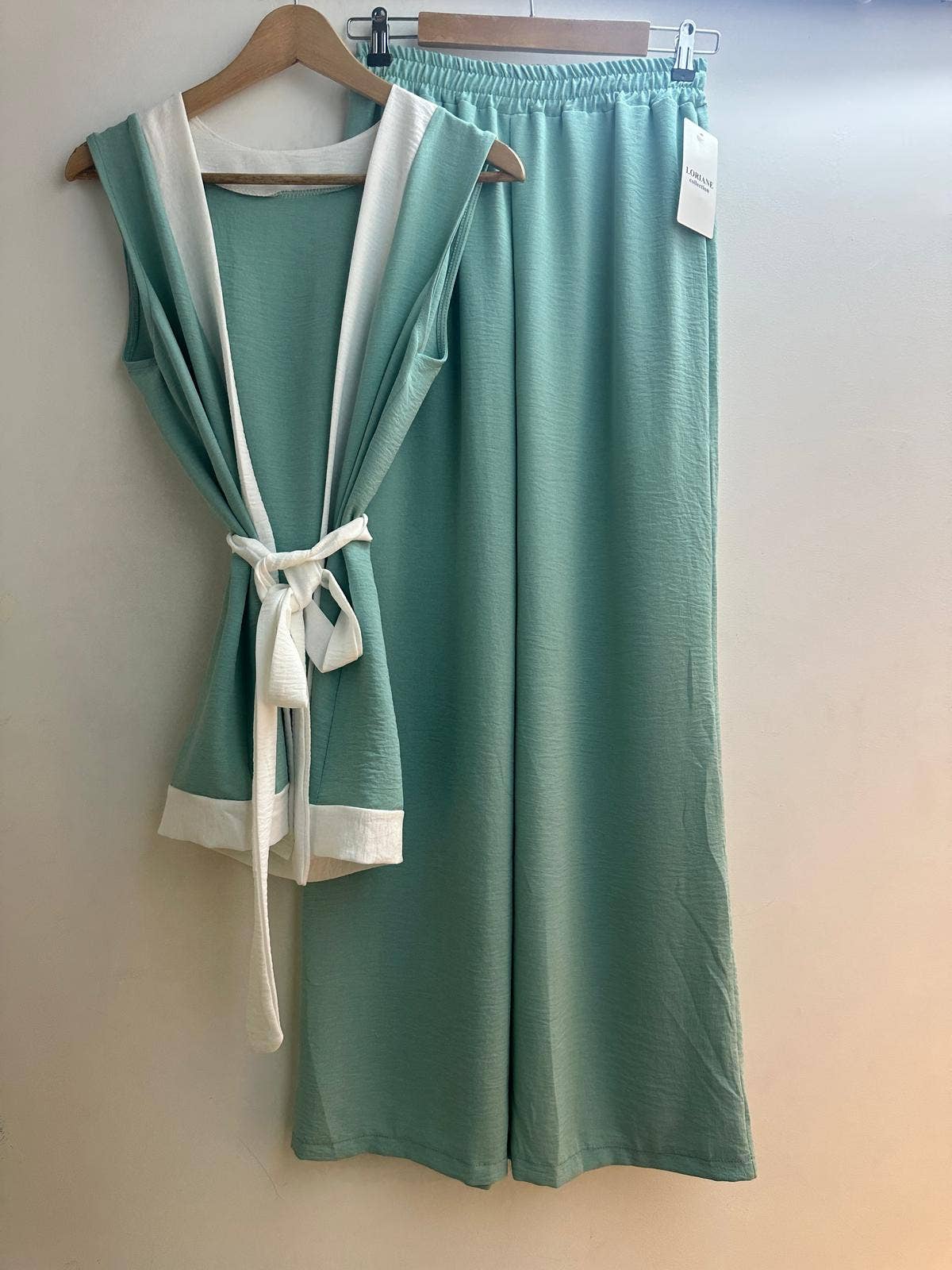 LORIANE – Conjunto de top e calça (roupa NÃO Casual) - Mulher por atacado – Conjunto bicolor com colete e calça reta e ampla5