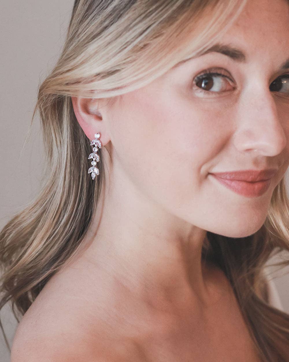 Dareth Colburn Designs - Venta al por mayor Pendientes colgantes - Pendientes Sydney Floral CZ6