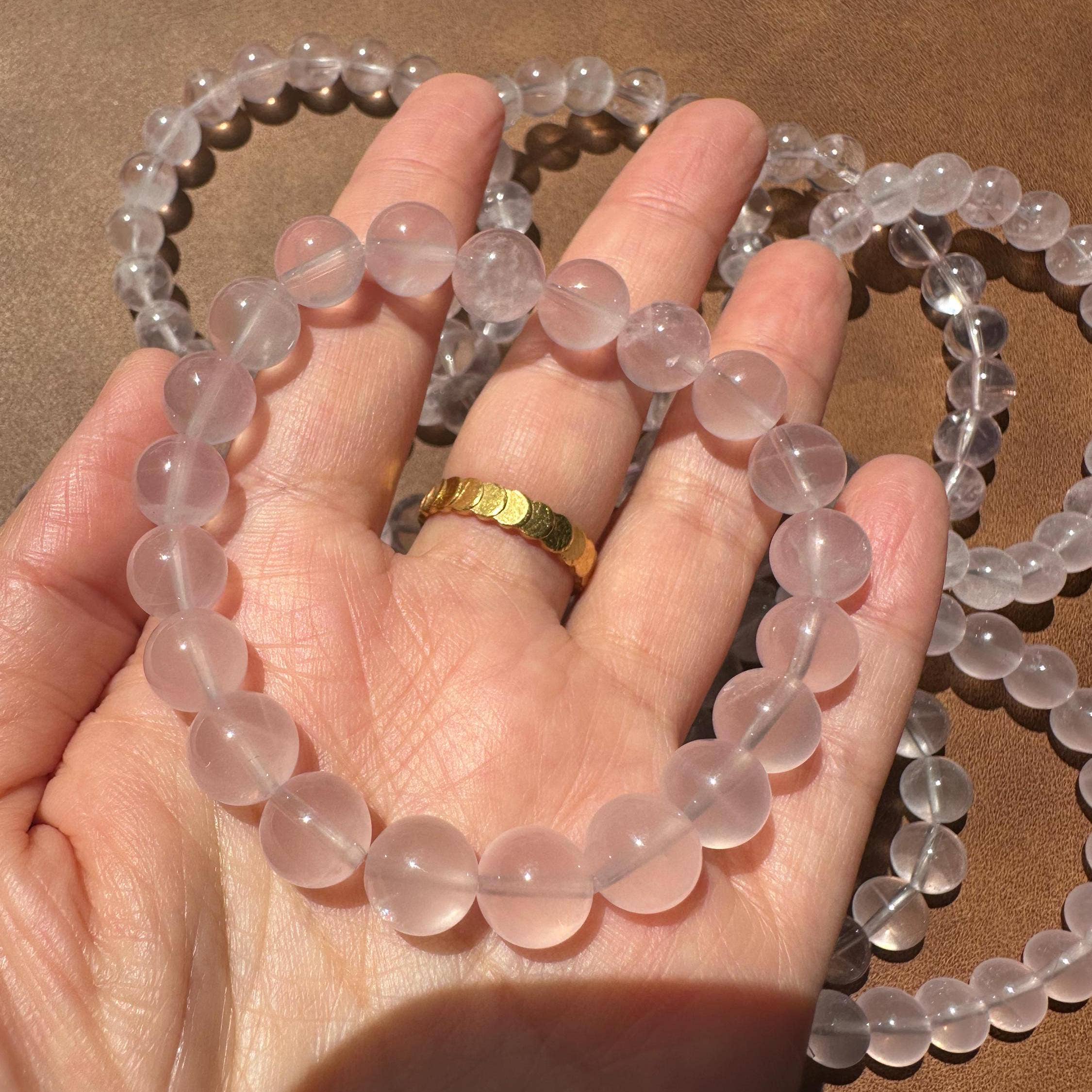 Moon Rituals – Großhandel Perlenarmband – Rosenquarz-Armband aus Mosambik — 8 mm Perlen mit 13 mm Kopfperle und 14 Karat vergoldeten Abstandsperlen2