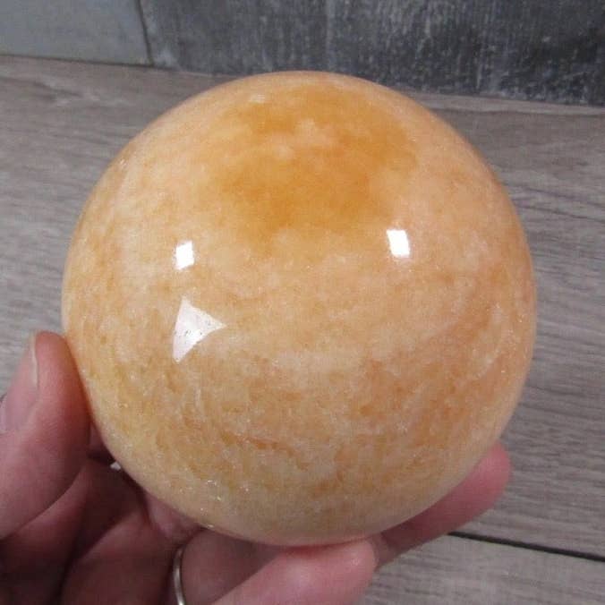 Grande sphère de calcite orange – Cristal de présentation pour détaillants pour la vente par Keystone Crystals