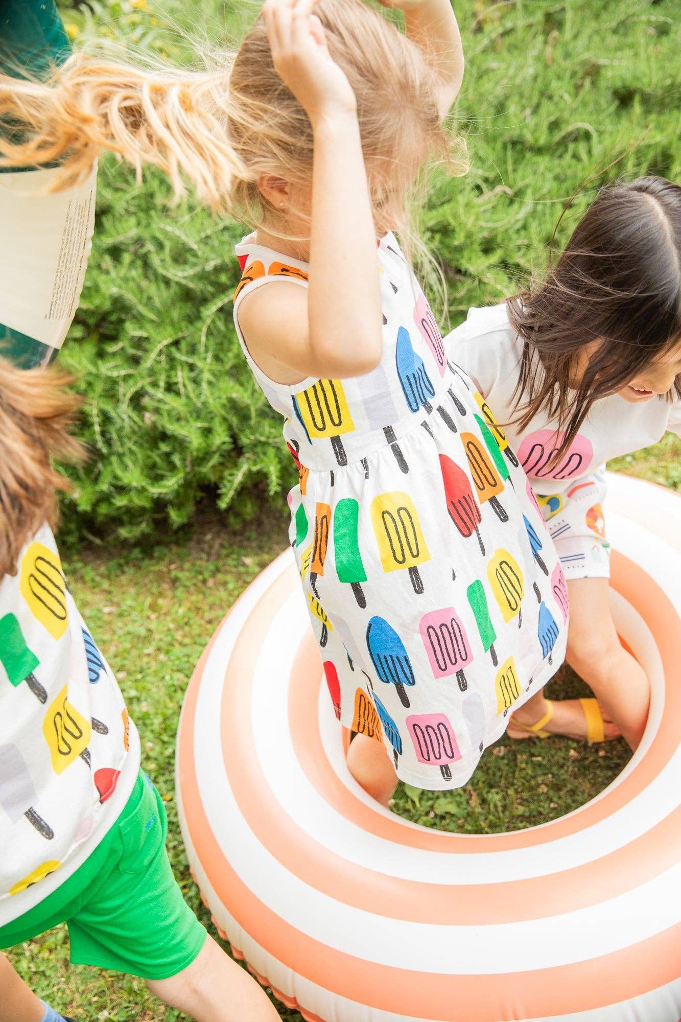 Natürlich Kleid für Kinder aus recycelter Baumwolle in Eis am Stiel-Optik für den Großhandel auf Faire4
