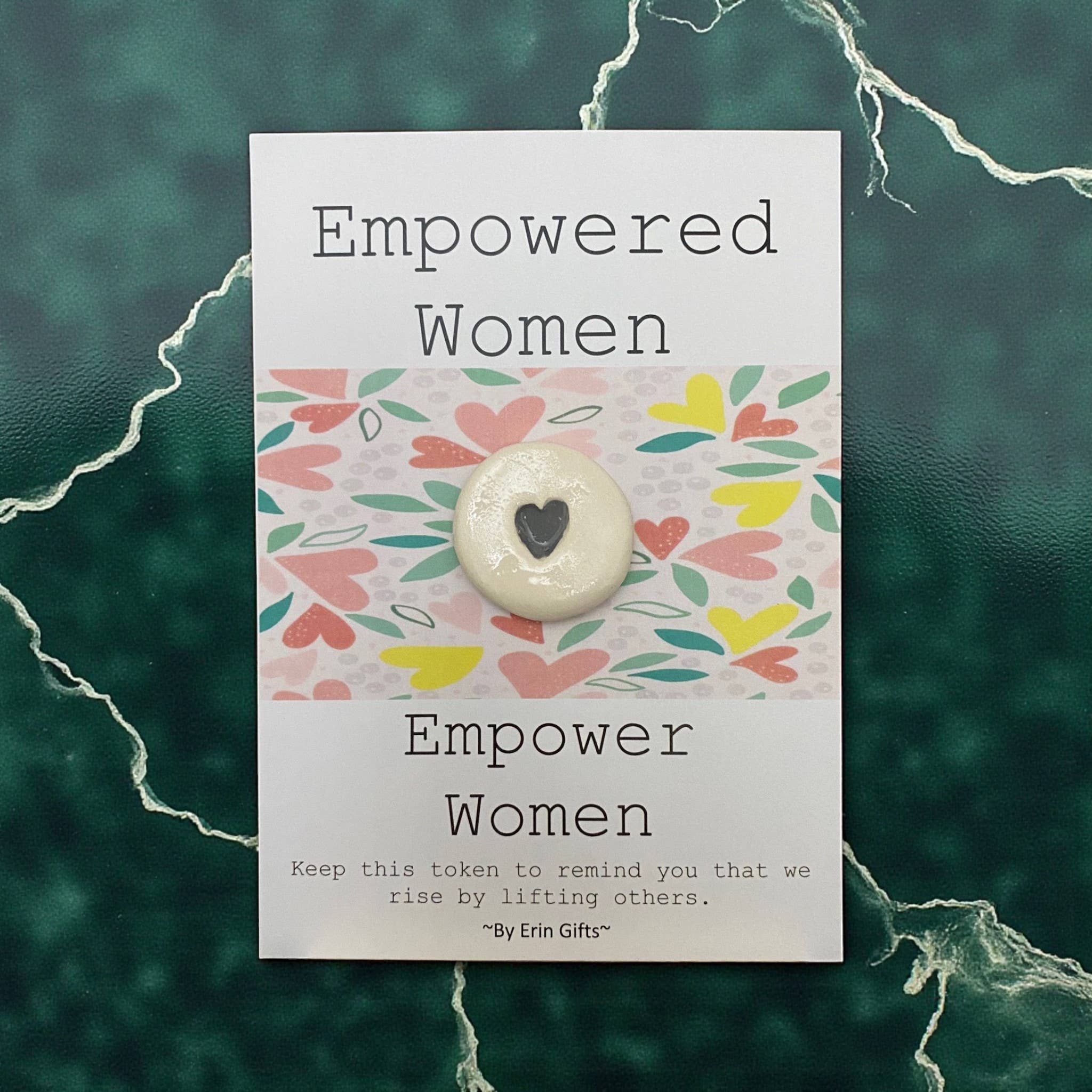 By Erin Cards and Gifts Ltd – Moeda colecionável por atacado – Empowered Women... Abraço e cartão de bolso token de bolso cerâmica