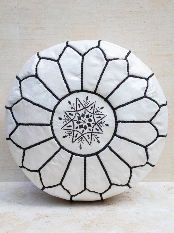 Pouf in Pelle Marocchina – Bianco con Cuciture Nere per la vendita all'ingrosso da parte di Maison Berber