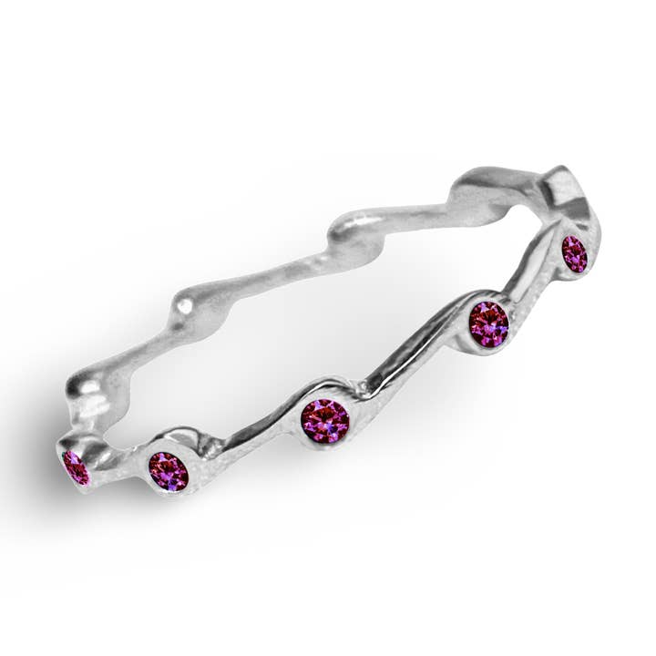 Bague empilable en améthyste avec pierre de naissance de la marque The Urban Charm pour la vente par The Urban Charm