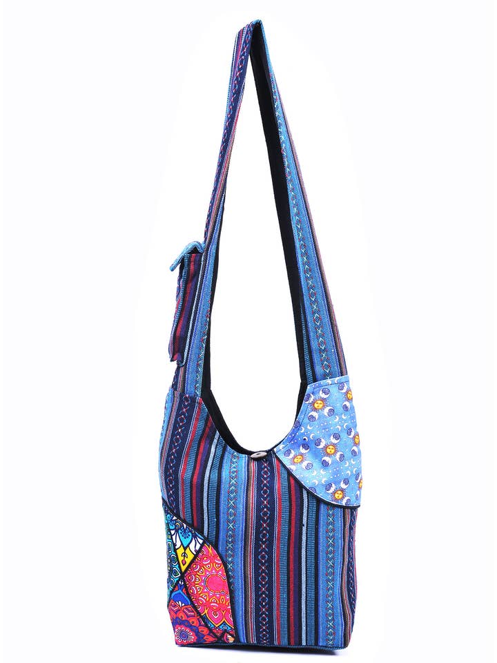 Sac Hobo à bandoulière en coton patché bleu Hippie Boho pour la vente par The Collection Royal / Royal Handicrafts
