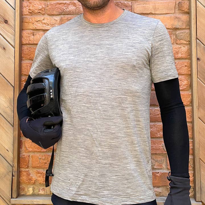 Black 4U Bamboo Arm Sleeves for wholesale on Faire