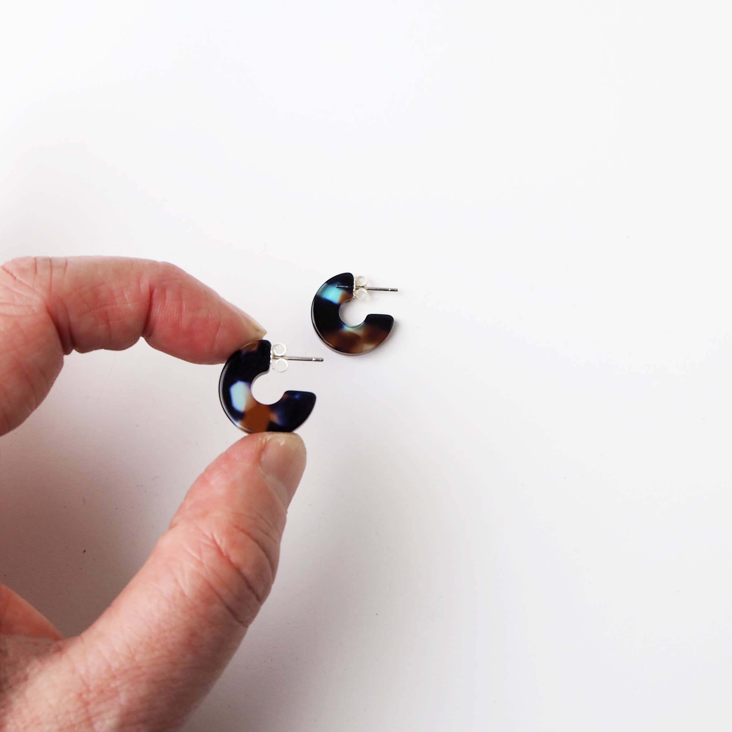 Custom Made - Wholesale Oorringen - Koraal Super Mini Acetaat Hars Huggie Hoepel Oorbellen1