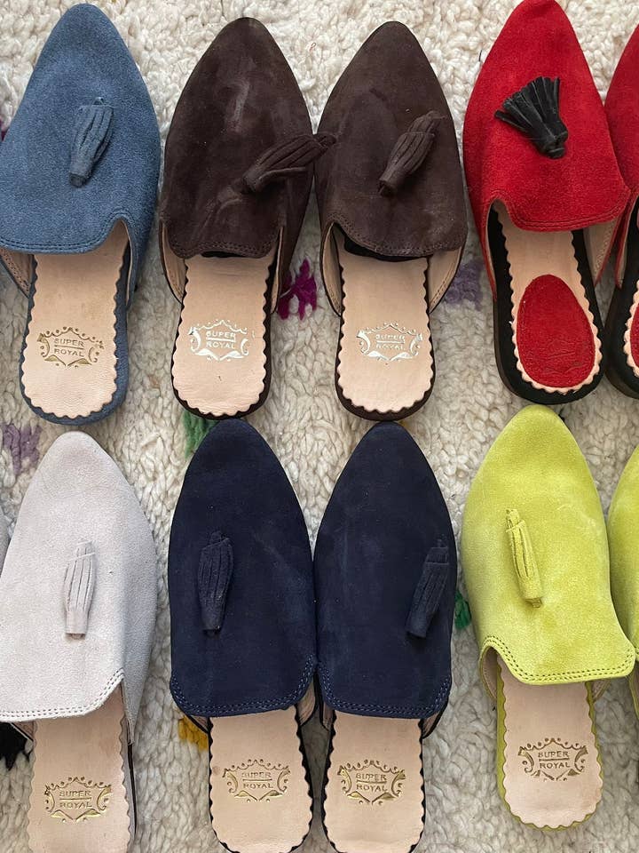 Pantofole in pelle scamosciata marocchina fatte a mano per la vendita all'ingrosso da parte di Marrakech Bazaar