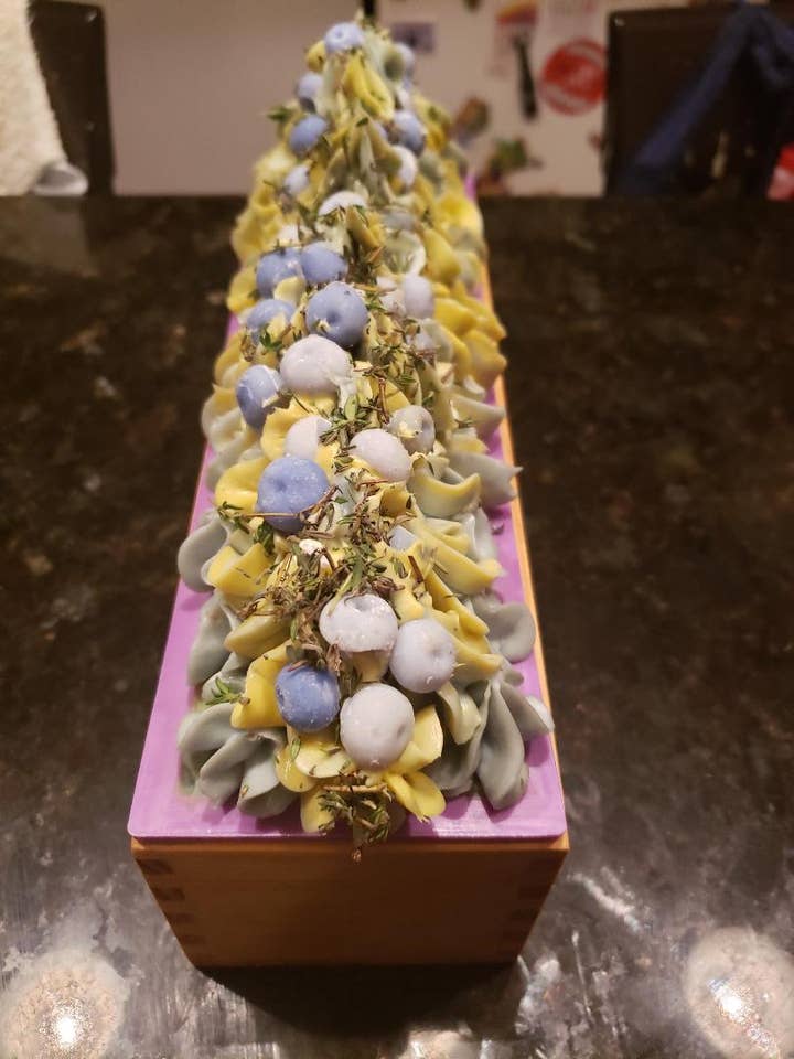 Rough Nite (champagne aux bleuets et au thym) pour la vente par Zinnia Virgo Soaps, LLC
