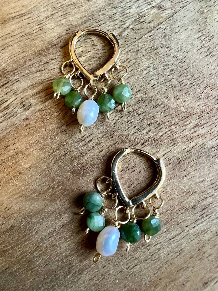 Kleine gouden hoepels met gefacetteerde jade en zoetwaterparel voor wholesale door Rising Dawn Boutique