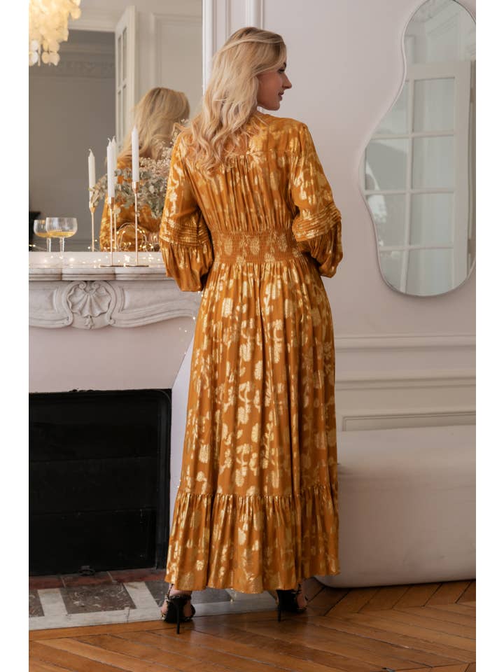 Kamel Locker geschnittenes langes Kleid mit Rüschen, Golddruck. für den Großhandel auf Faire1