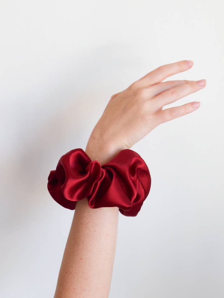 Silk Charmeuse Scrunchie in rood voor wholesale door Adeera