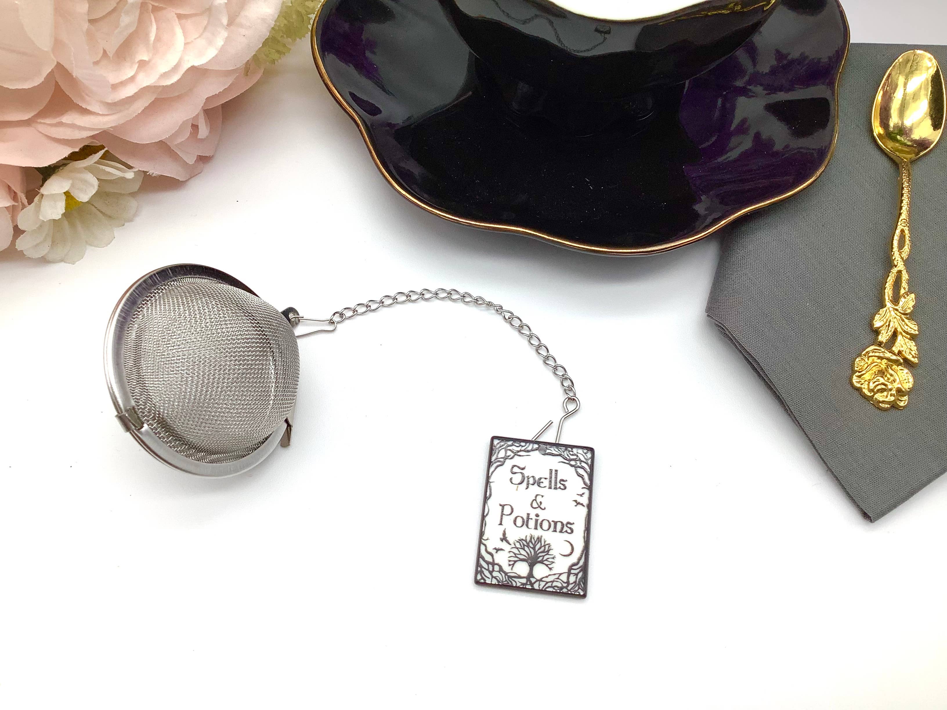 All Little Cute Things – Coador/infusor de chá por atacado – Infusor de chá com bola e pingente artesanal tema Feitiços e Poções3