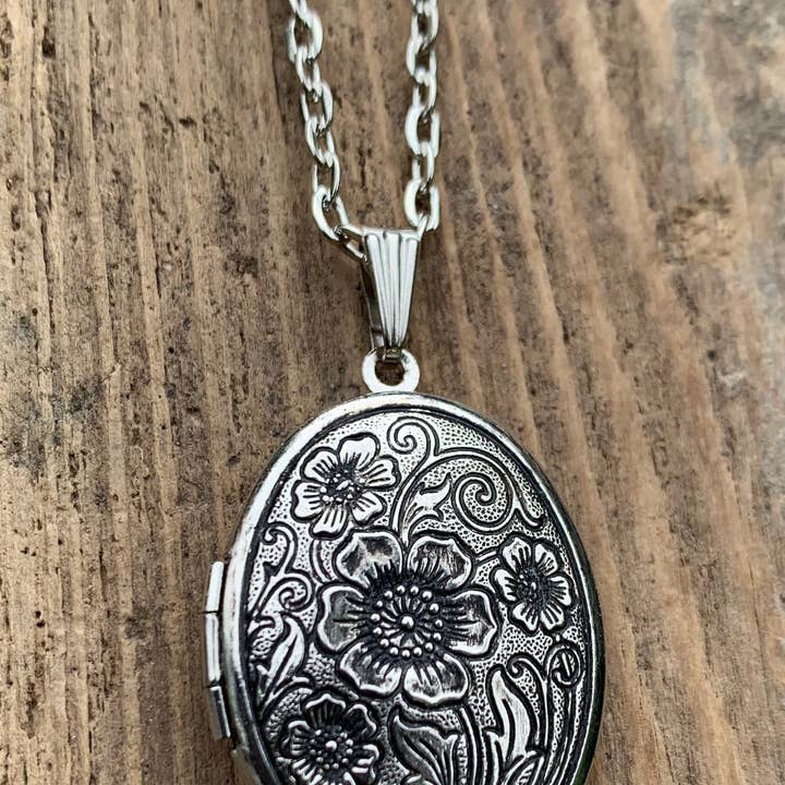 Urbanfarmergirls - Wholesale Locket Necklace - Vintage Style Antiqued Silver Locket Filled With Solid Perfu3