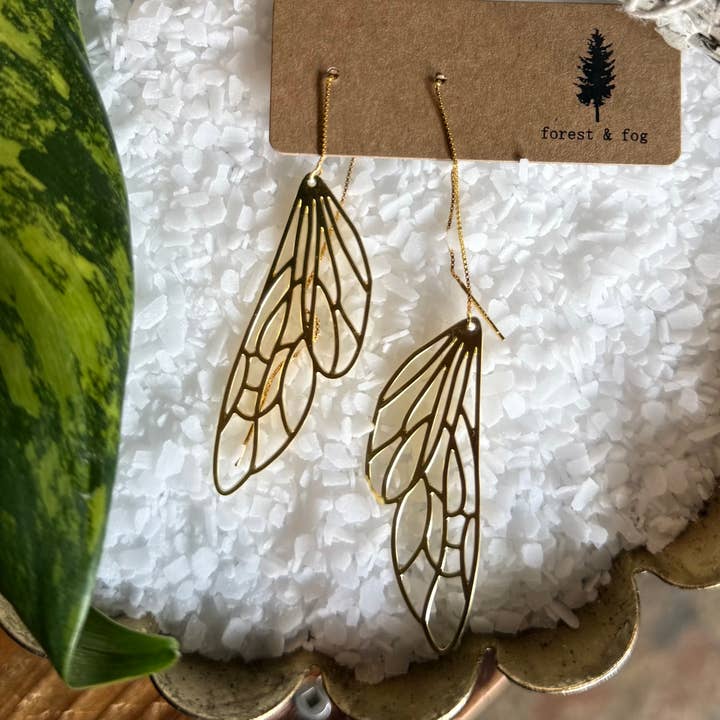 Orecchini a filo con ali di libellula dorata per la vendita all'ingrosso da parte di forest & fog