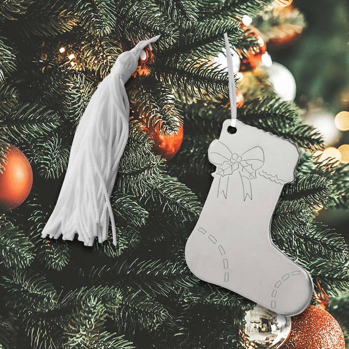 Strumpf-Ornament mit weißem Quastenanhänger für den Großhandel von Creative Gifts International Inc.