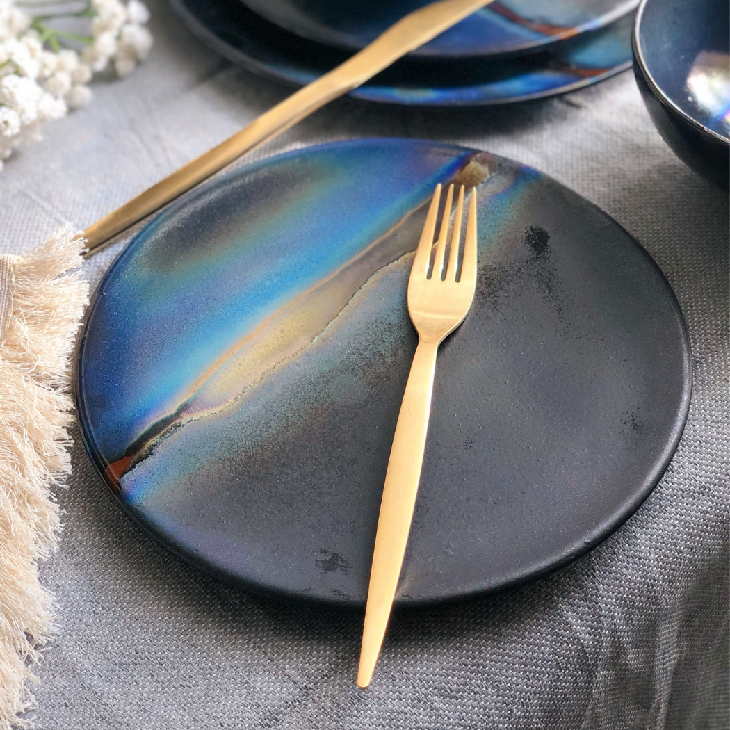 Los Artisans - Vendita all'ingrosso Piatto - Piatto da cena nero con sfumature blu e striscia dorata metallica3