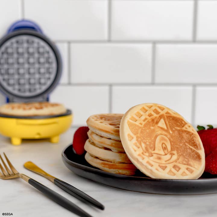 Uncanny Brands - Wholesale Kitchen Appliance - Uncanny Brands Sonic the Hedgehog Mini Waffle Maker2