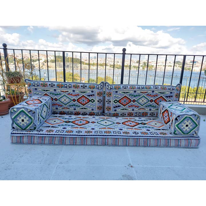 Sièges arabes, canapé palette, coussins de sol, décor bohème pour la vente par Arabic Sofa