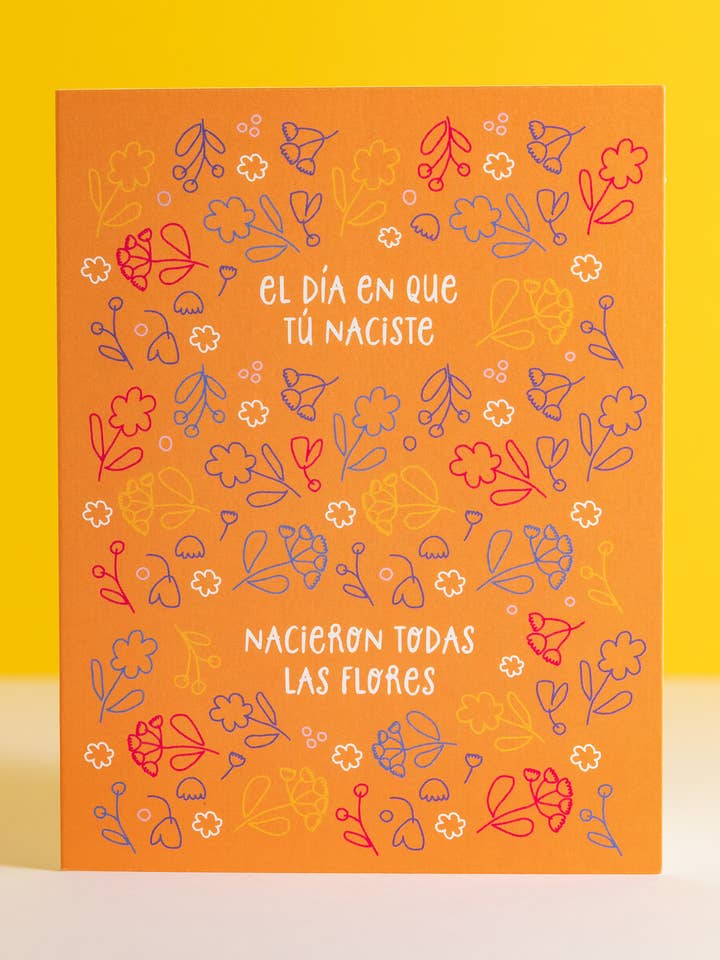 Carte d'anniversaire florale espagnole "El Día en que Tú Naciste". pour la vente par Graphic Anthology Greeting Cards