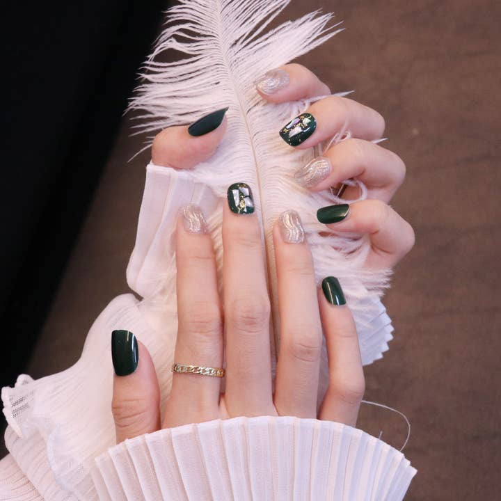 Vert Foncé Ongles courts, carrés, ovales, émeraude foncée, à presser avec des vagues en vente sur Faire2