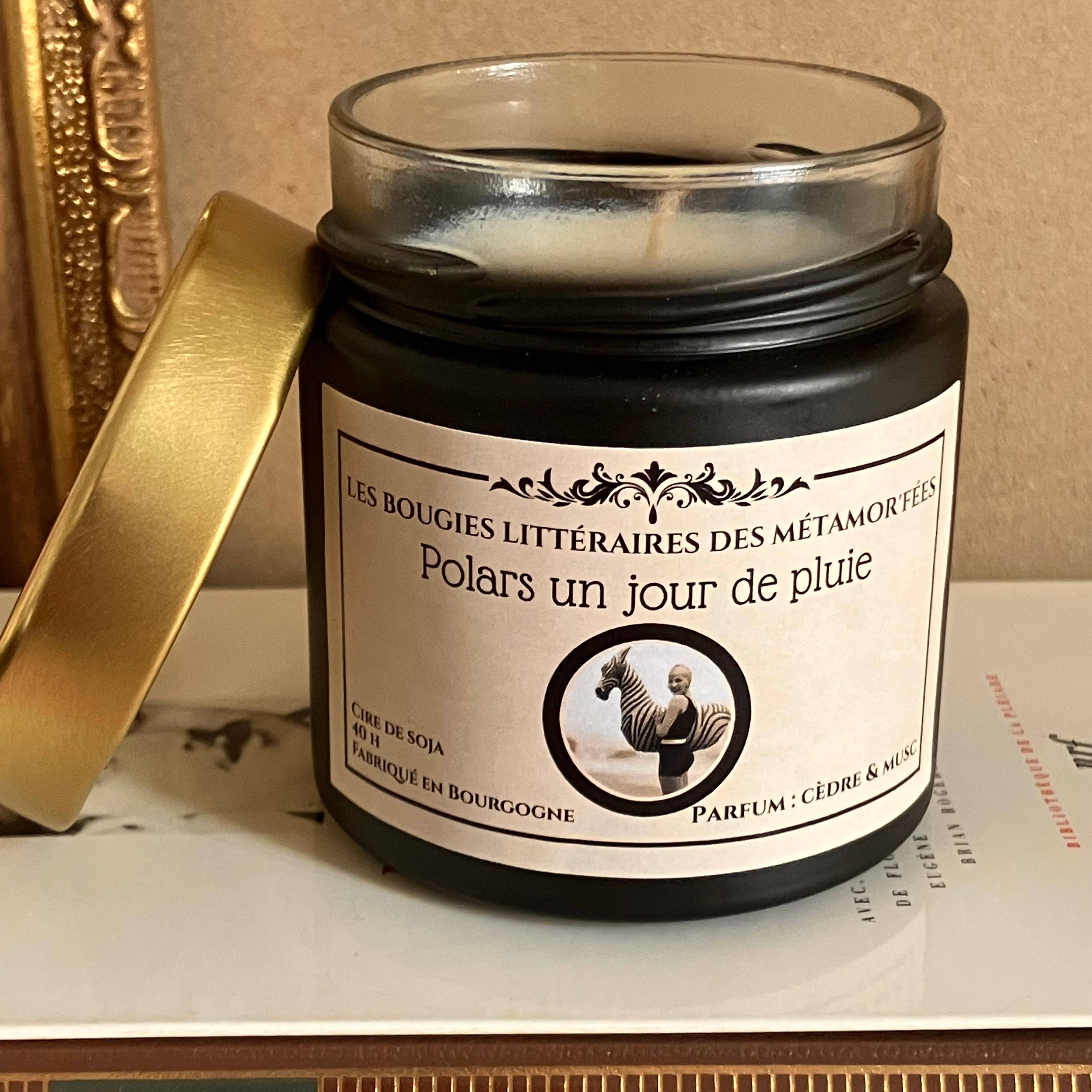 Les Métamor'Fées - Wholesale Jar/Filled Candle - Literary Candle Crime Novels on a Rainy Day1