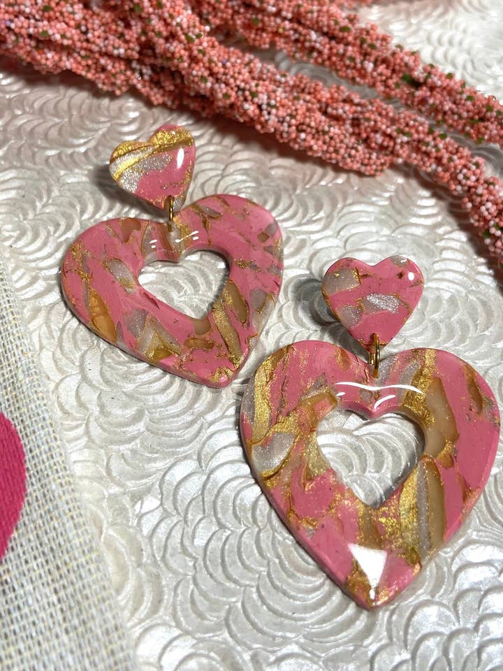 Créoles en forme de cœur en pâte polymère, boucles d'oreilles pendantes en forme de cœur, bijoux de Saint-Valentin en argile, boucles d'oreilles tendance pour la Saint-Valentin, boucles d'oreilles modernes, légères pour la vente par Miles and Milo Polymer Clay Collection