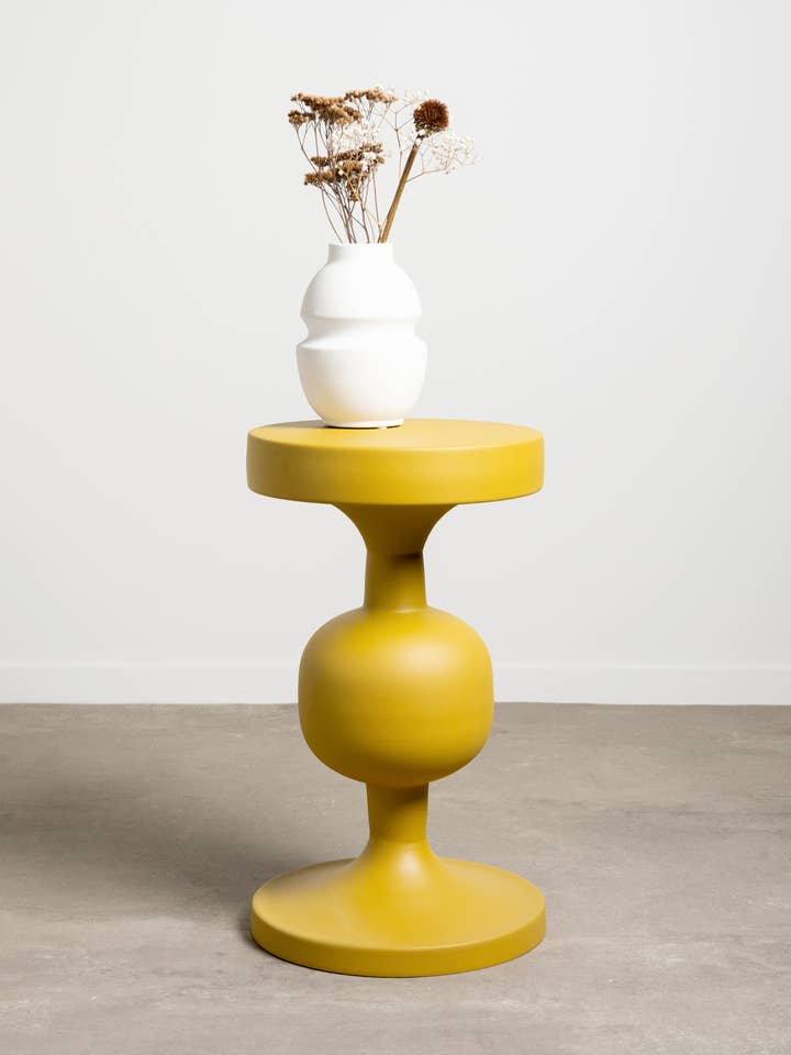 Table d'appoint ocre Forms pour la vente par Chehoma USA