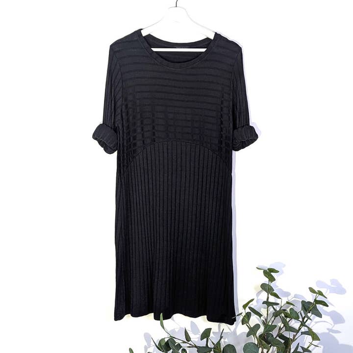 Tempest Designs - Wholesale Jurk - Dames - Jurk van zachte brede geribde stof met gebogen middenseam2