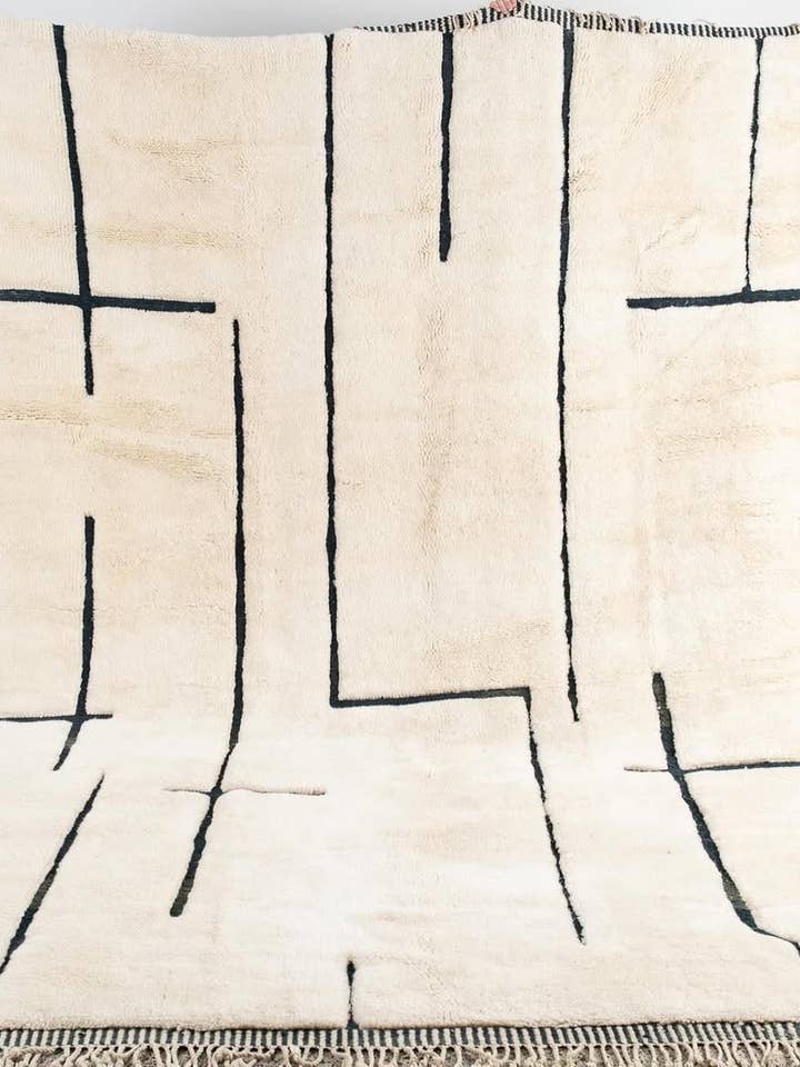 Håndtuftet sort og hvid marokkansk tæppe, shag tæppe, område tæppe for engroshandel hos BerberNest