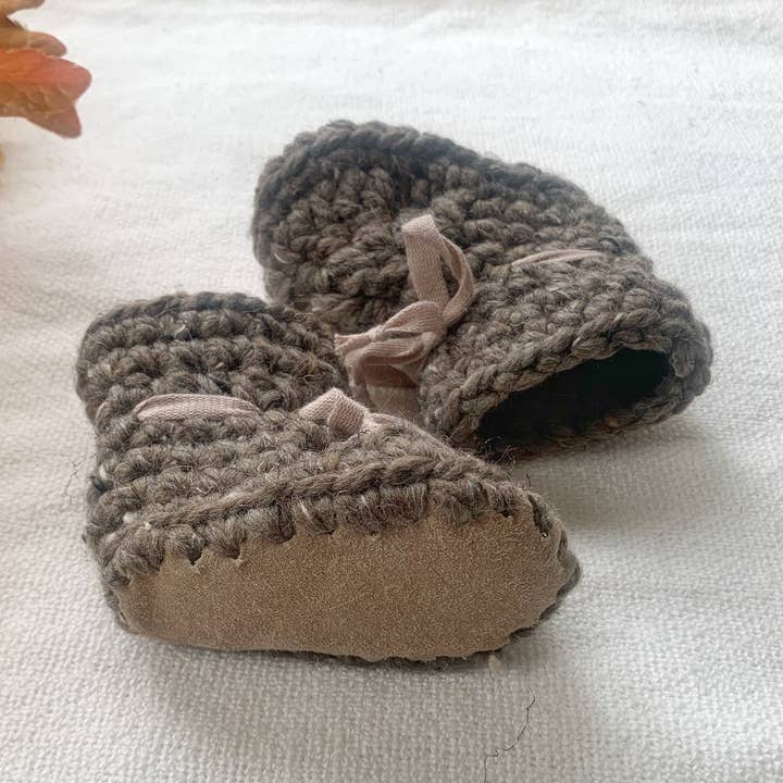 Chaussons en peau de mouton pour bébé, couleur neutre pour la vente par I’m in the Loop