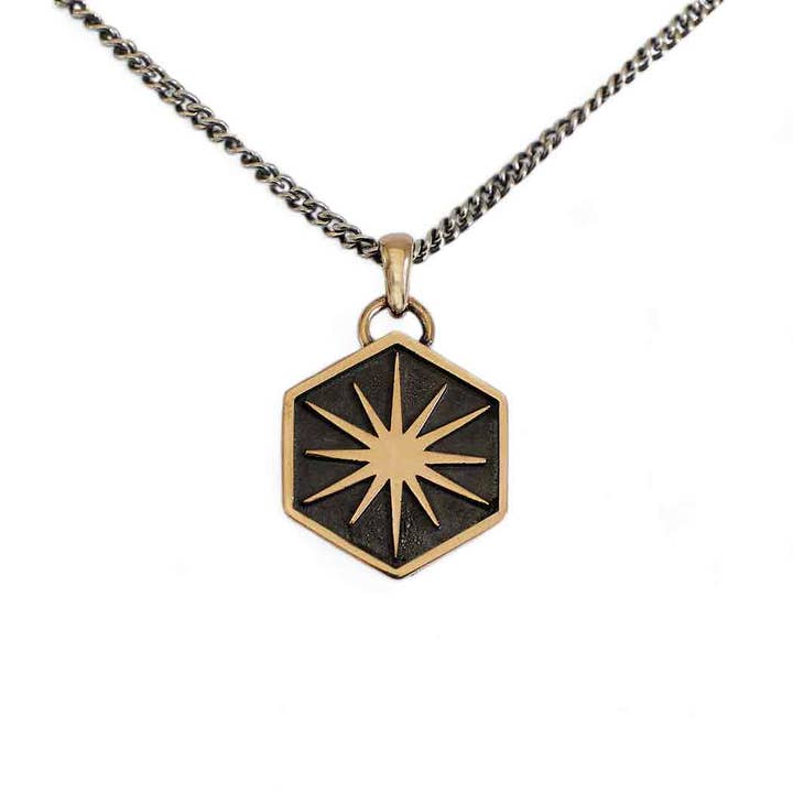 Collana da uomo con sole in bronzo su catena in argento sterling da 22 pollici per la vendita all'ingrosso da parte di Nina Designs
