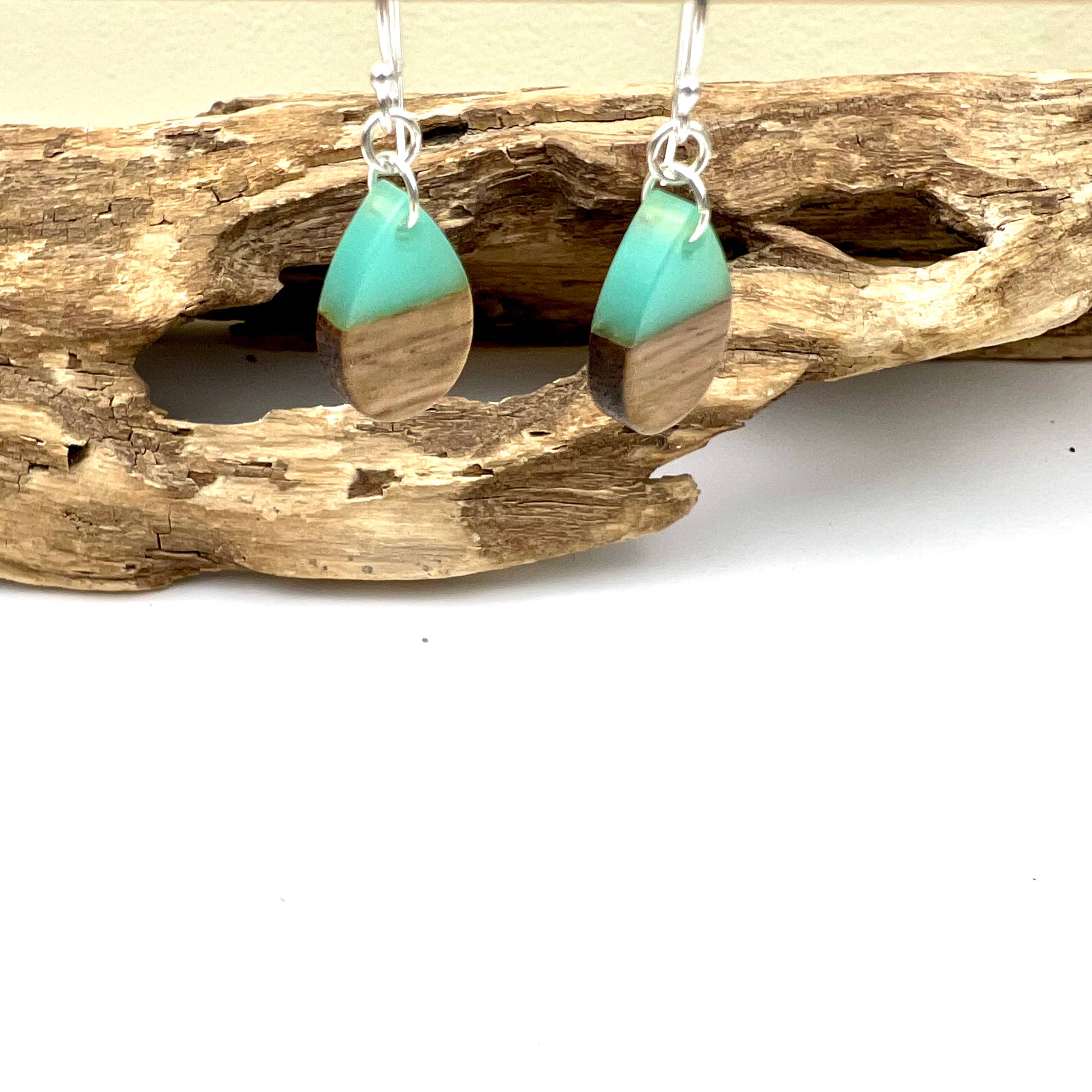 Jackie Gallagher Designs - Handmade Coastal Jewelry – Großhandel Ohrhänger – Ohrhänger aus Aquaharz und Holz1