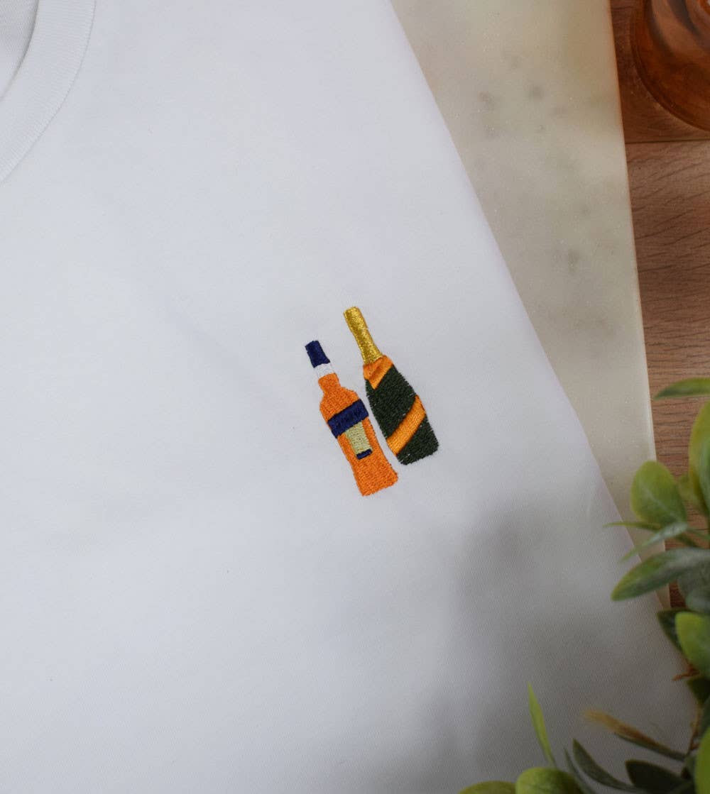 bianco T-shirt ricamata - Aperol Spritz in vendita all'ingrosso su Faire