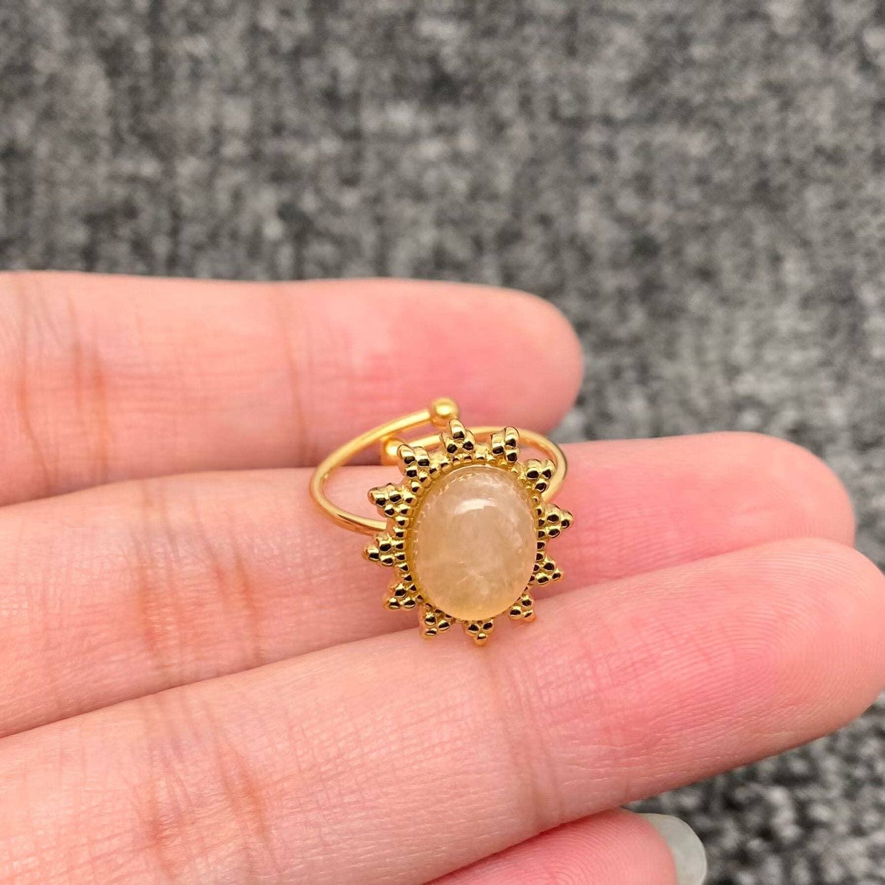 Mio Queena - Venta al por mayor Anillos solitarios - Anillo ajustable de acero inoxidable con piedra incrustada y baño de oro 18K - FGS/CS1