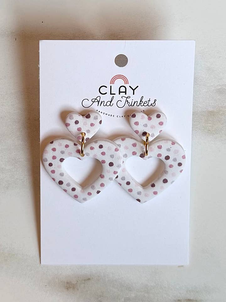 Boucles d'oreilles pendantes cœur à pois pour la vente par Clay and Trinkets